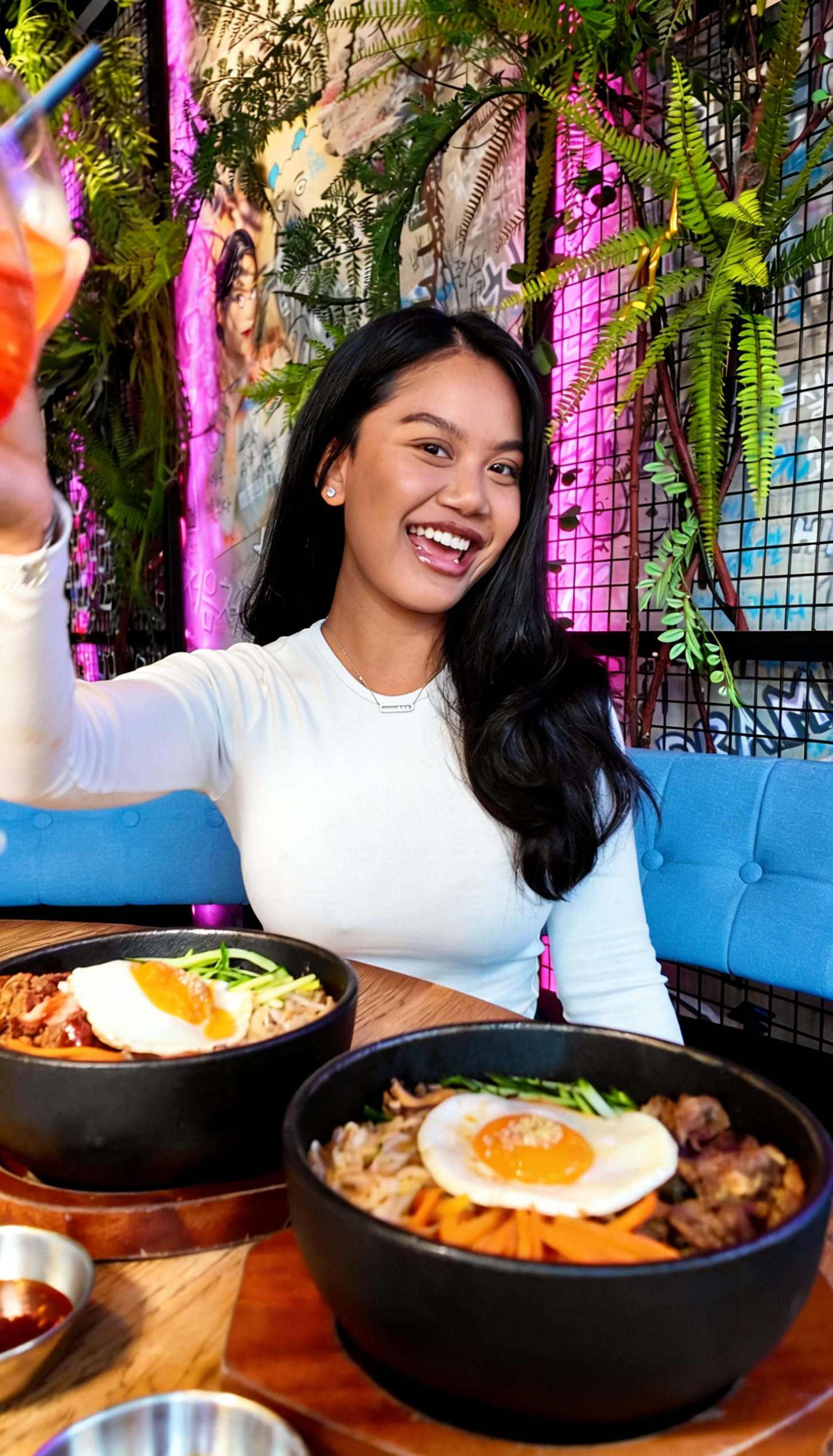 Gast genießt Bibimbap und Cocktails in der Sojubar Düsseldorf – koreanisches Food Tasting mit Signature Drinks und modernem Restaurantambiente