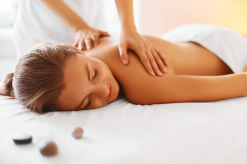Wellnessmassage & Mikrodermabrasion oder Korean Lashlift