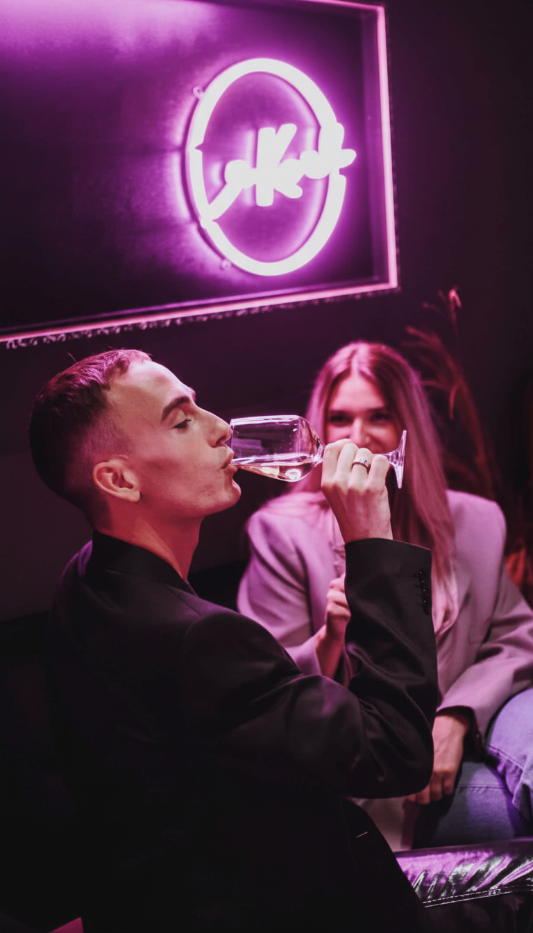 Weinflasche & Wasserflat für 2 Personen – Bild 4