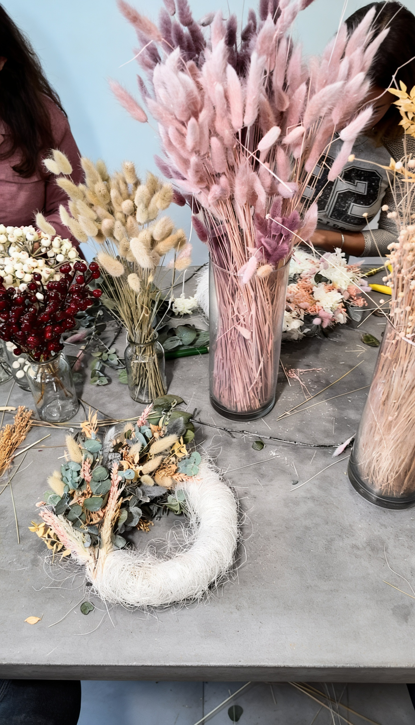 Materialien für einen Blumenkranz Workshop bei Münchner Blumenmadl'n in München – Trockenblumen, Zweige und florale Dekorationselemente auf einem Arbeitstisch