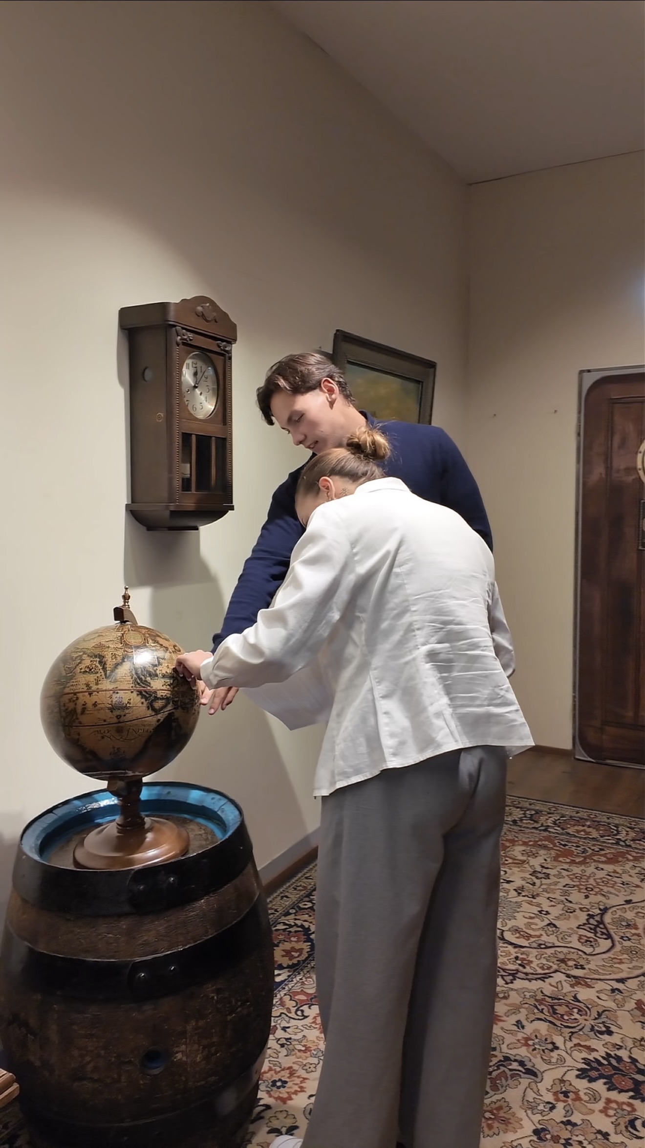 Zwei Teilnehmer lösen gemeinsam ein Rätsel bei MysteryRooms München – Escape Room Teamwork mit Hinweissuche und interaktiven Aufgaben