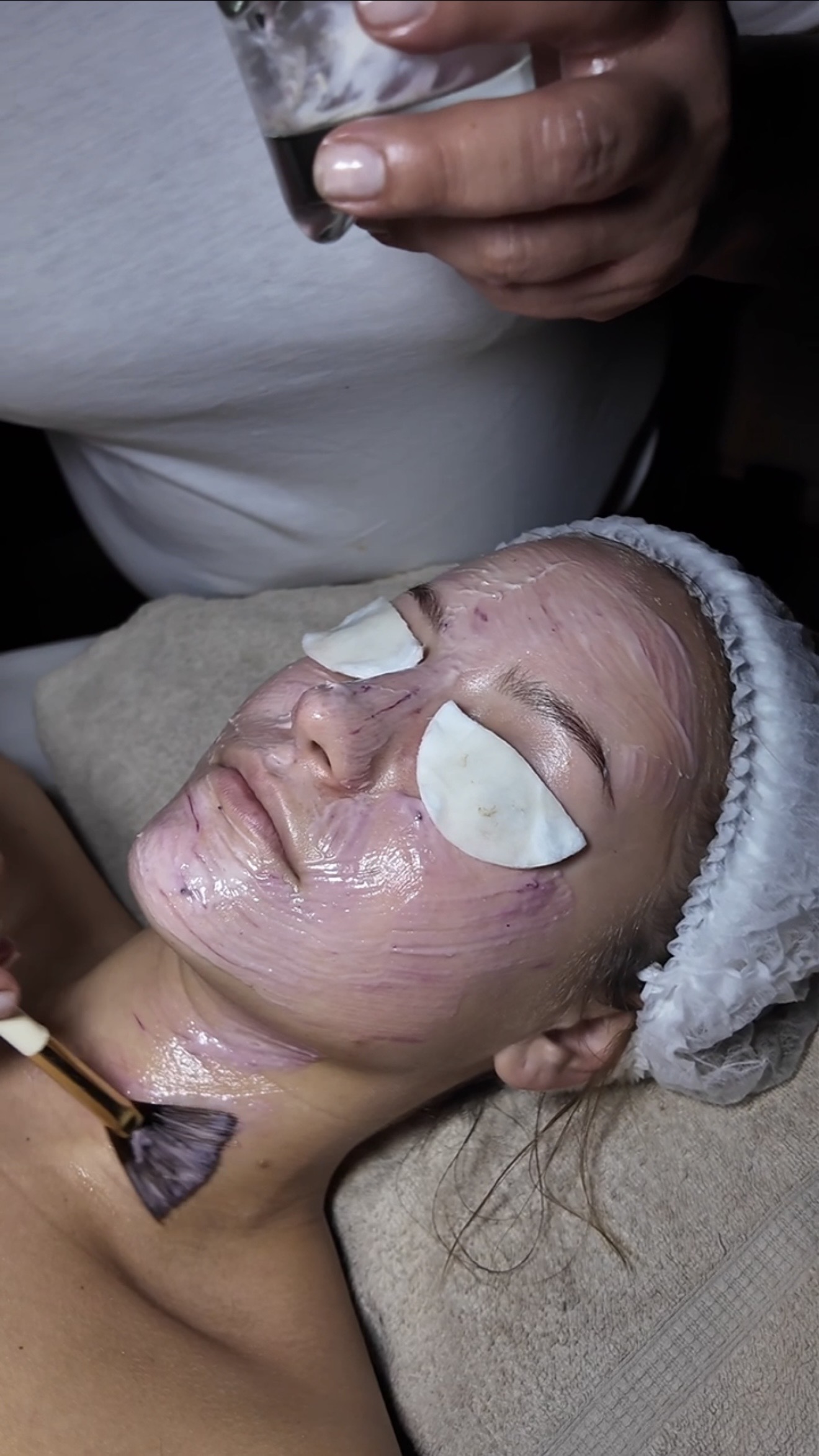 Entspannende Gesichtspflege mit Augenmaske bei Pellis Naturkosmetik München – natürliche Wellnessbehandlung mit pflegender Gesichtsmaske