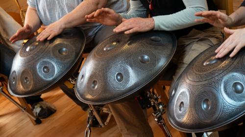 Handpan Workshop bei Sonara Handpan München – Teilnehmer spielt eine Handpan und entdeckt rhythmische Klänge sowie die Grundlagen des Instruments