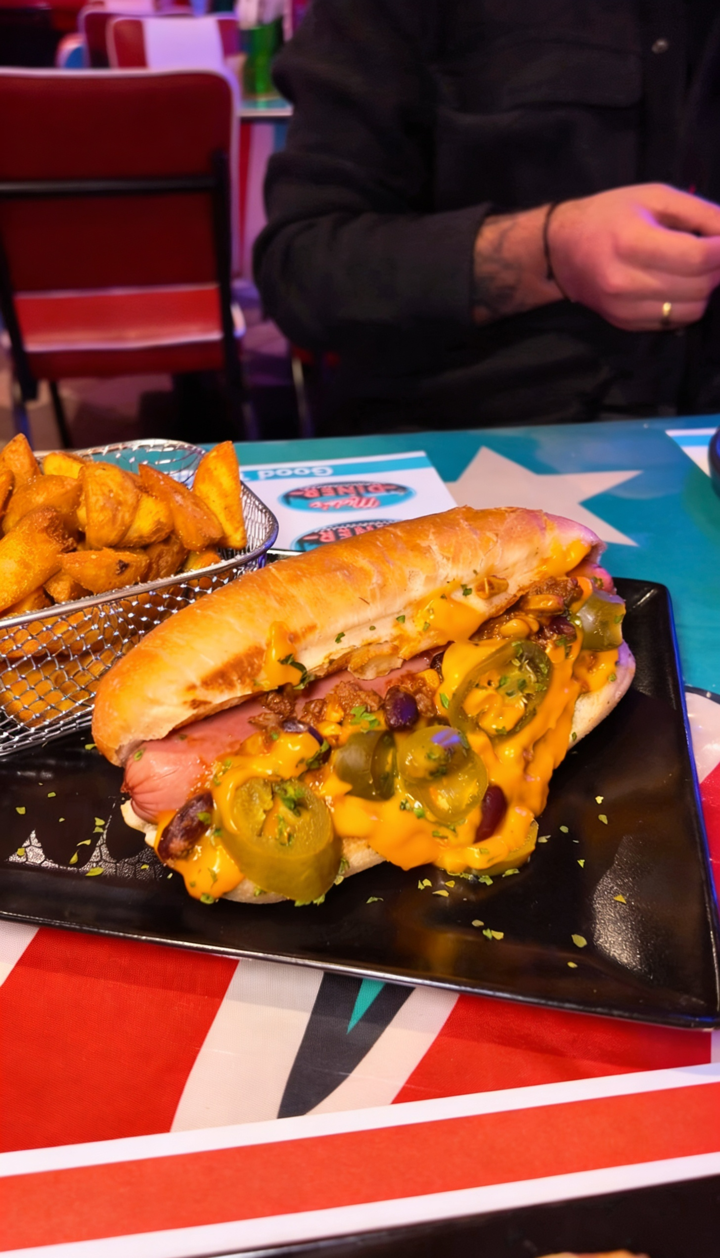 Chili Cheese Hotdog bei Mido's American Diner Oberhausen – Hotdog mit Würstchen, geschmolzenem Käse, Jalapeños und würziger Sauce