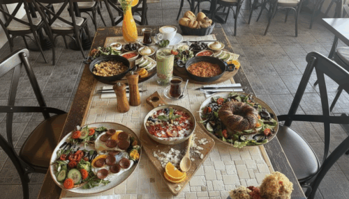 Mediterrane Frühstücksplatte für 2 Personen