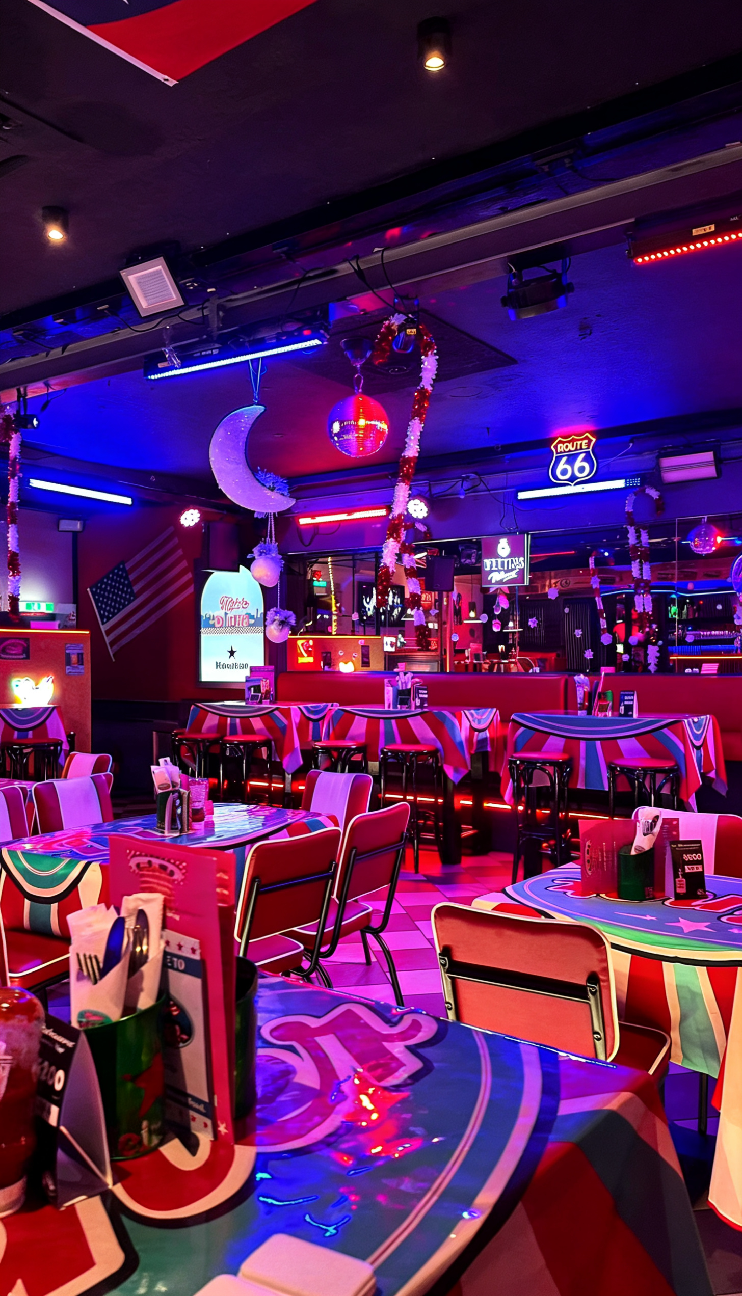 Stimmungsvolles Restaurantambiente bei Mido's American Diner Oberhausen – farbenfroher Innenbereich mit Neonbeleuchtung, Sitzplätzen und klassischem Diner Flair