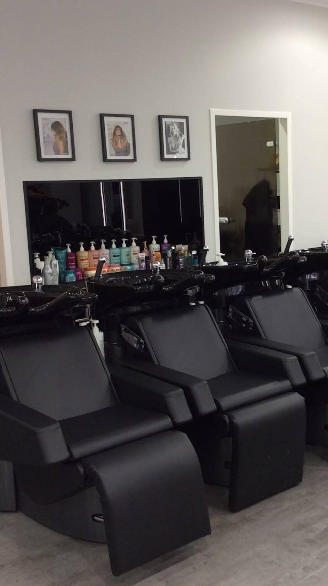 Damenhaarschnitt mit Ansatzfärben, Waschen & Styling – Bild 5