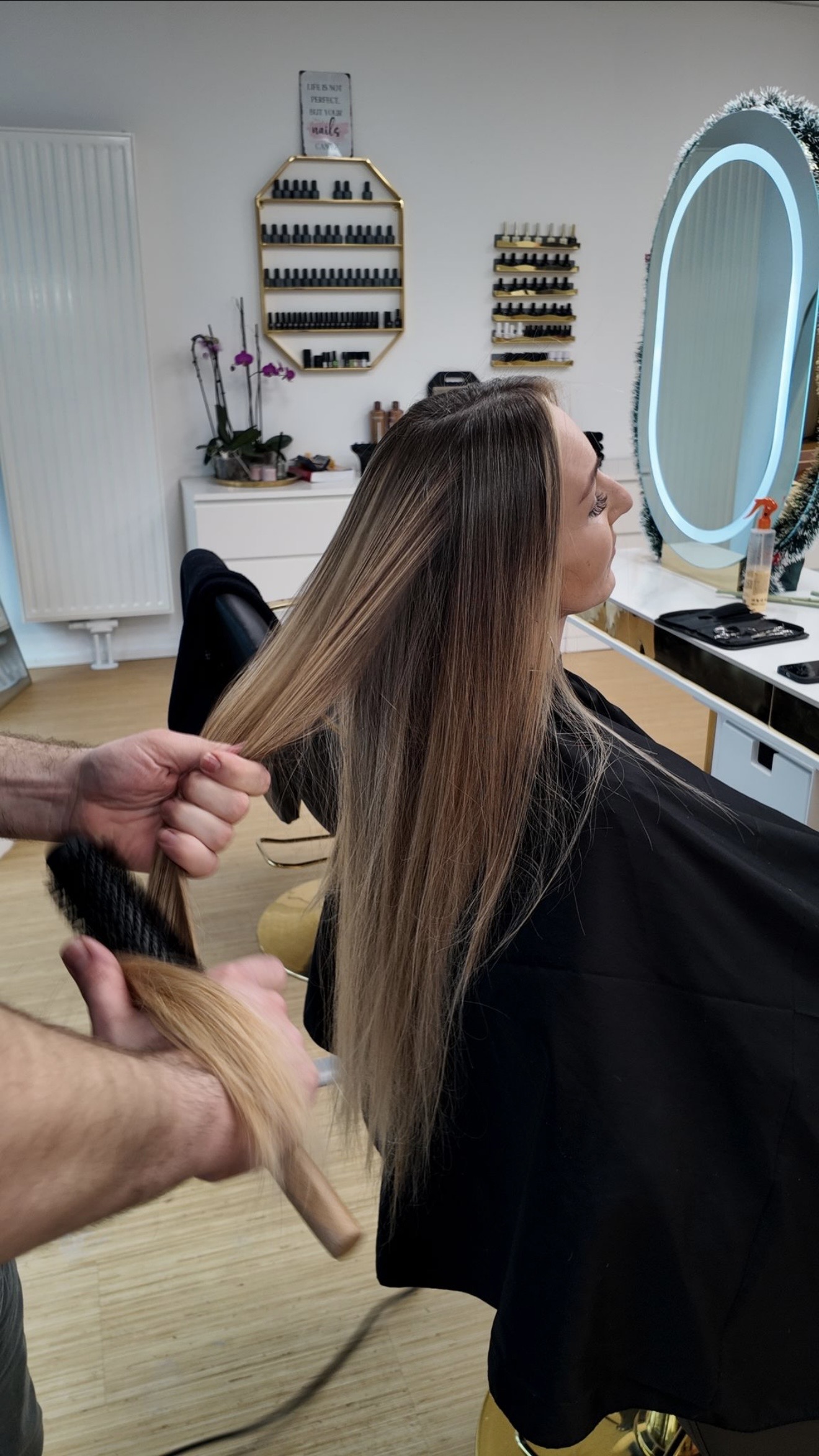 Haarstyling bei The Other Nails München – langes Haar wird professionell geföhnt und geglättet für ein glänzendes und gepflegtes Finish