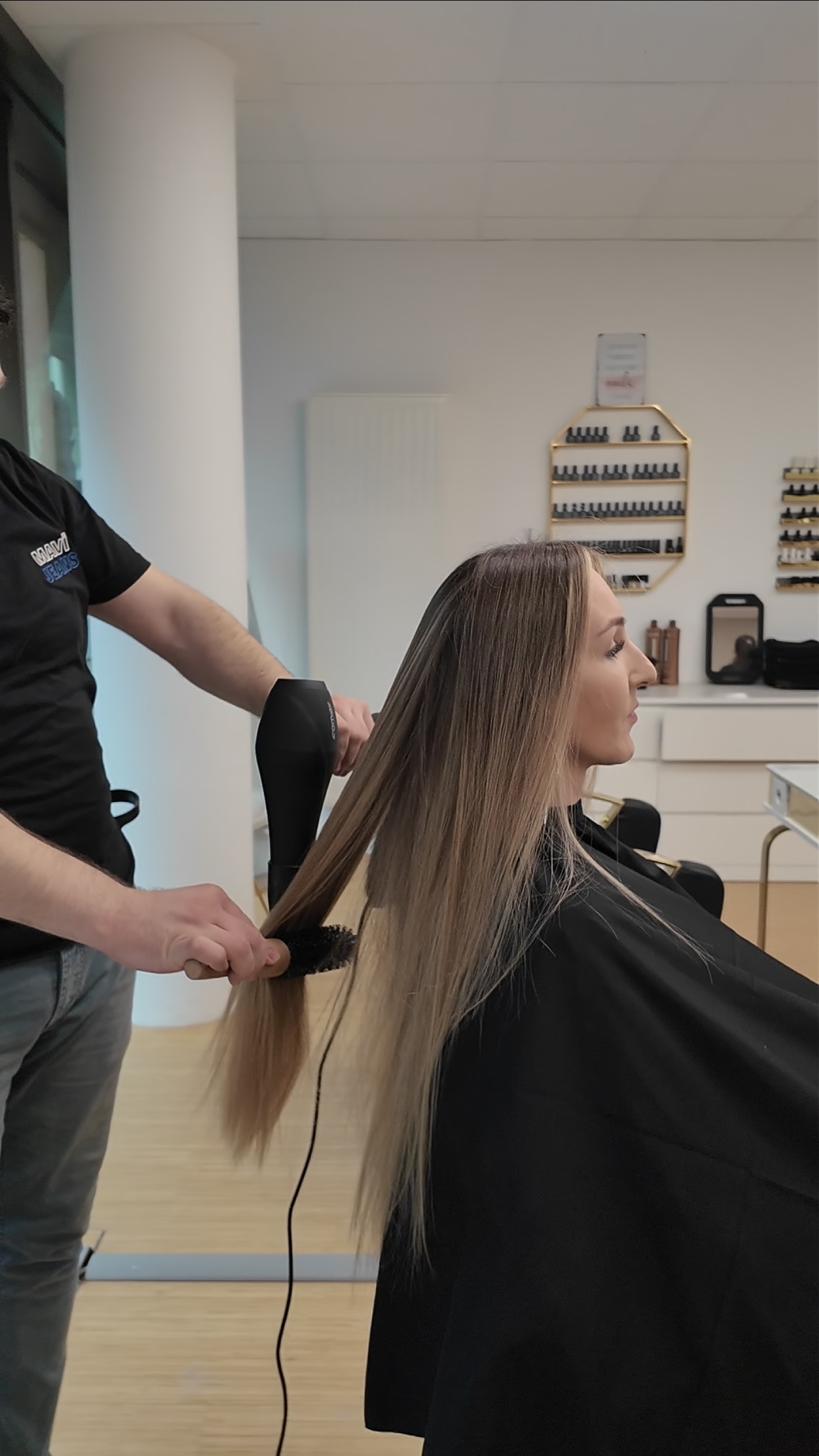 Haarstyling bei The Other Nails München – langes Haar wird professionell geföhnt und geglättet für ein glänzendes, geschmeidiges und gepflegtes Finish