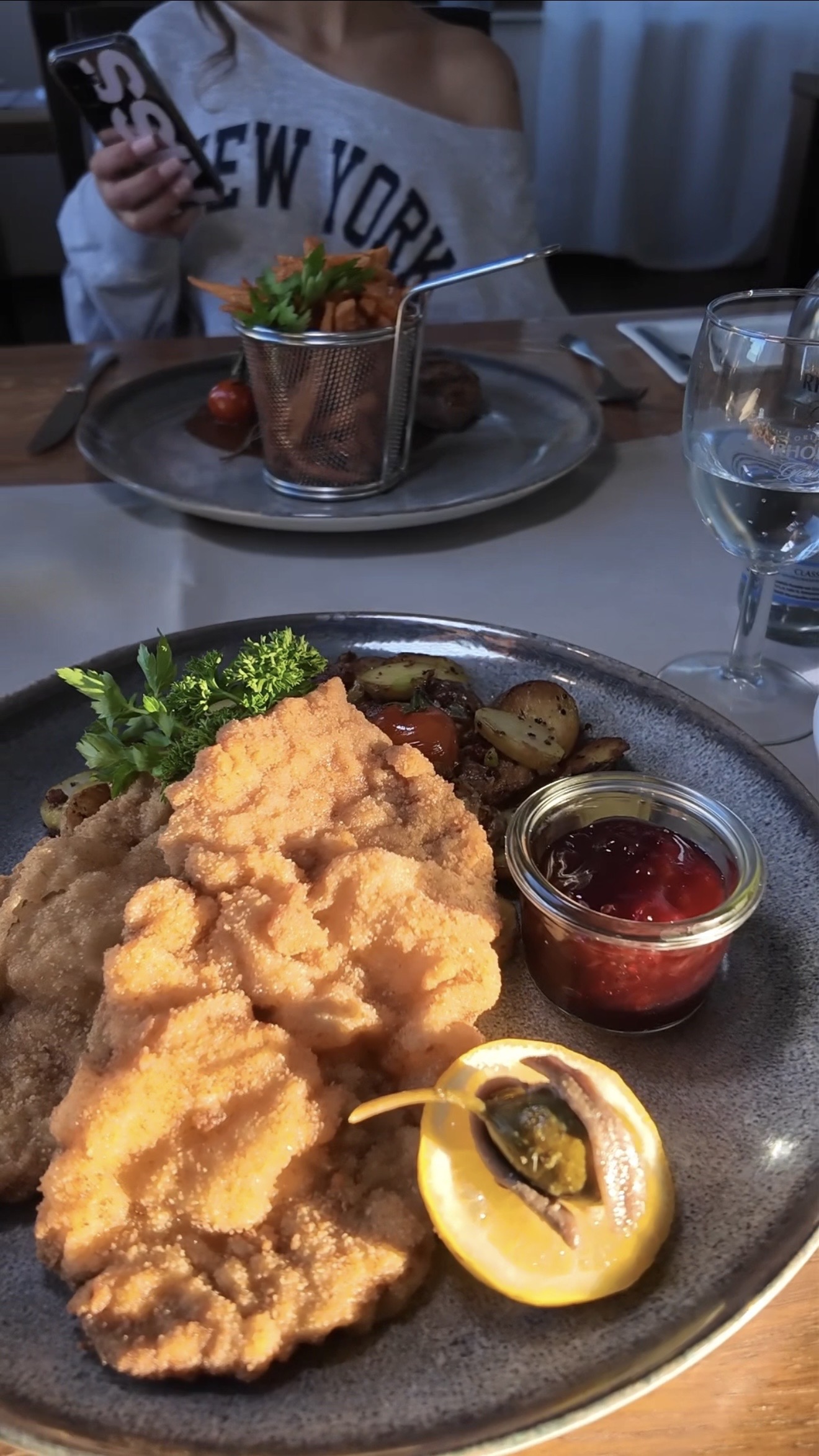 Wiener Schnitzel mit Beilagen – Bild 3