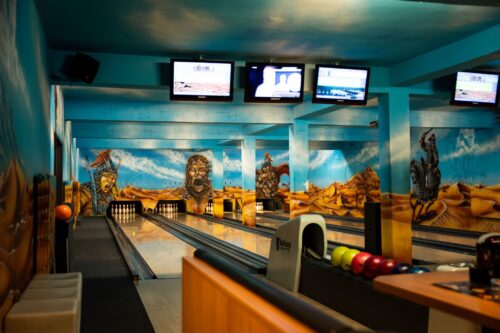 Bowling mit Cocktails & Snackteller für 4 Personen