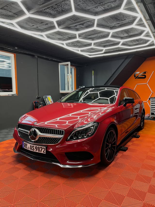 Rotes Fahrzeug nach der Autofolierung mit glänzendem Finish in der Werkstatt von Carizma Solutions in Mülheim an der Ruhr.