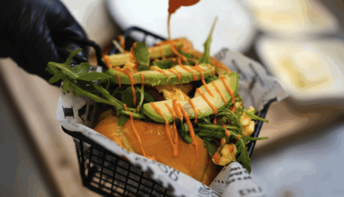 Eggdrop Sandwich mit fluffigem Ei, frischem Salat und würziger Sauce serviert im Korb bei Innas Cafe in Moers.