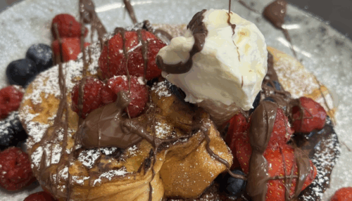 French Toast mit frischen Erdbeeren, cremigem Topping und süßer Sauce als Dessert oder Brunch Gericht bei Innas Cafe in Moers.