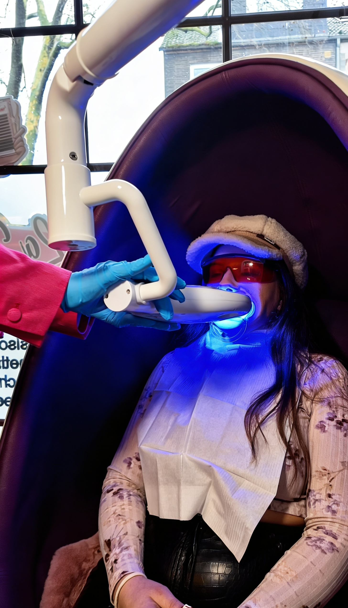 Professionelle Zahnbleaching-Anwendung bei LaRoza Beauty Duisburg mit LED-Bleaching-Lampe, Schutzbrille und Aufhellungsbehandlung