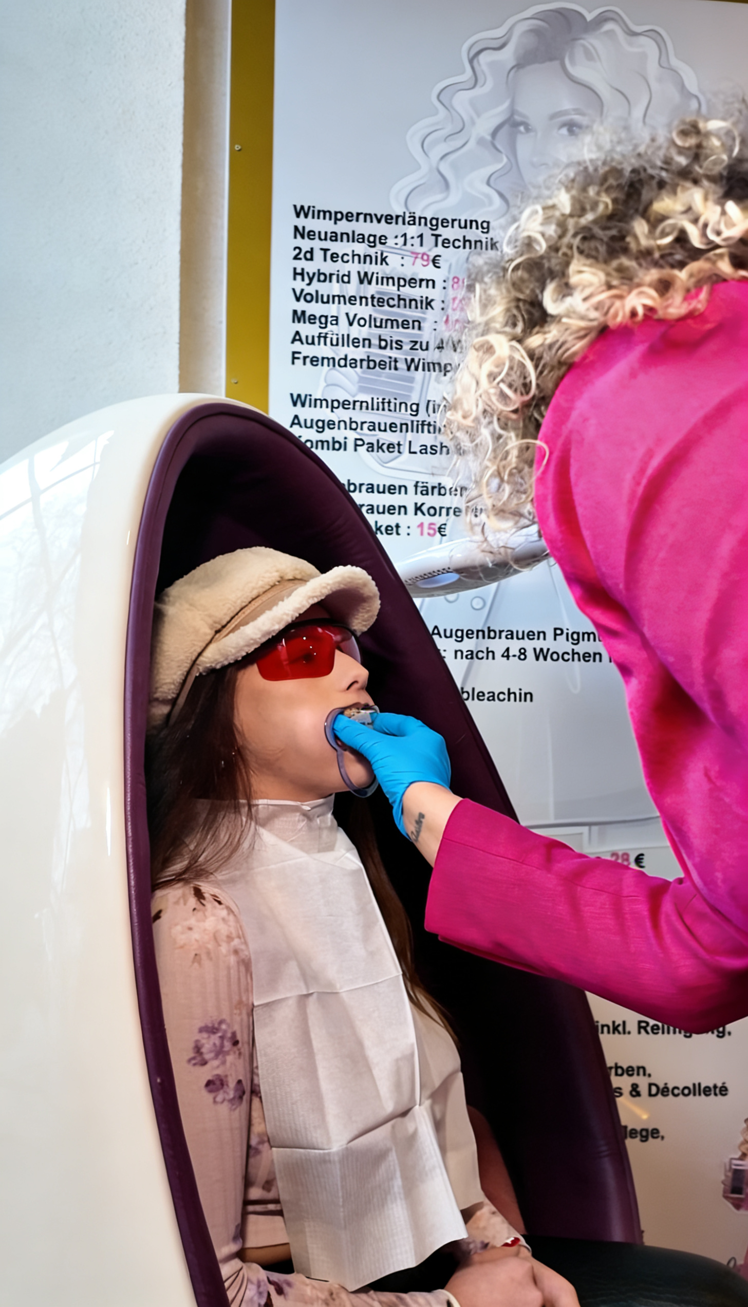 Zahnbleaching-Behandlung bei LaRoza Beauty Duisburg mit Schutzbrille, LED-Lichtsystem und professioneller Zahnaufhellung