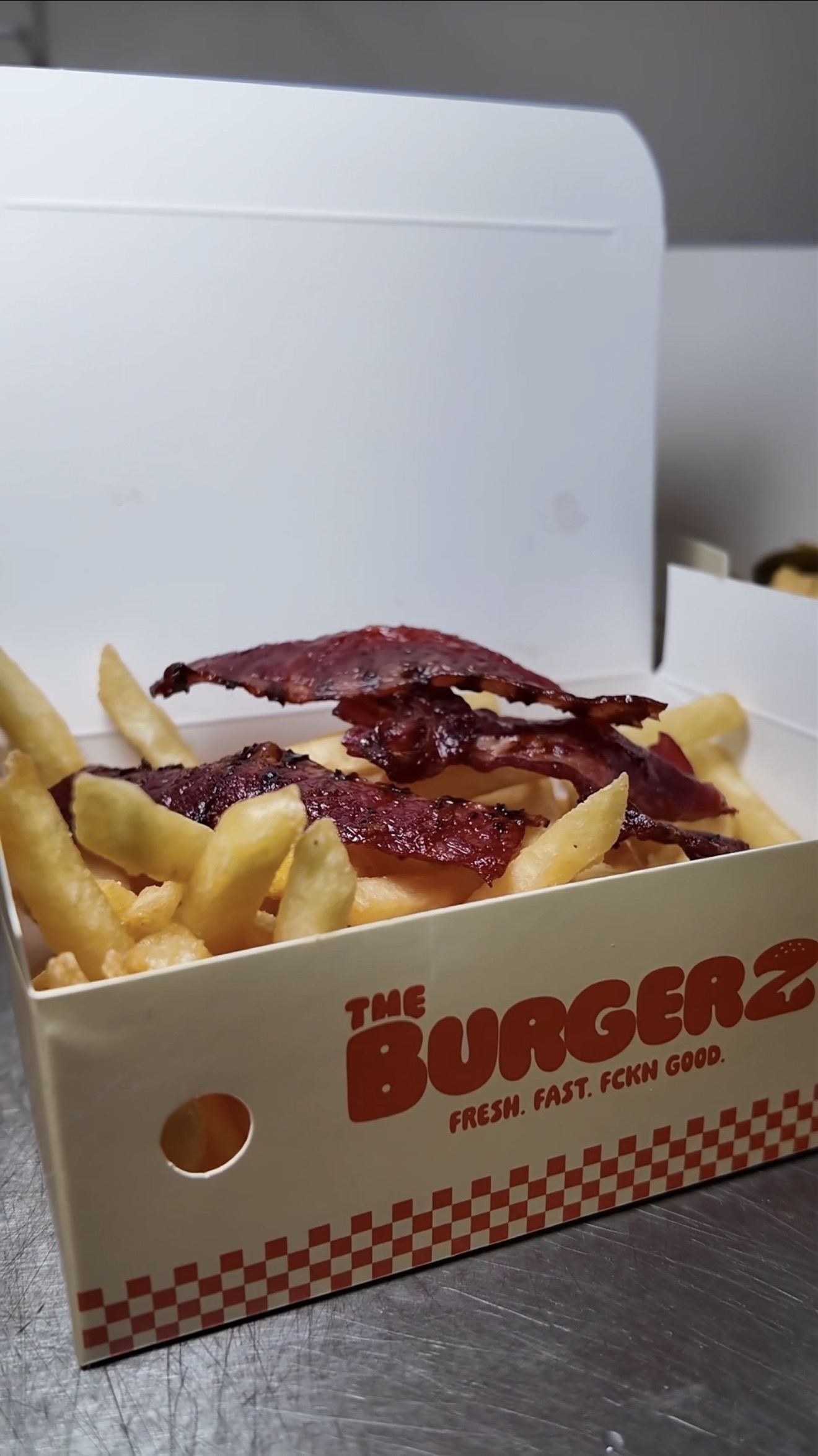 Loaded Fries bei TheBurgerz Oberhausen – knusprige Pommes mit herzhaftem Bacon und würzigem Topping als beliebte Snack Spezialität