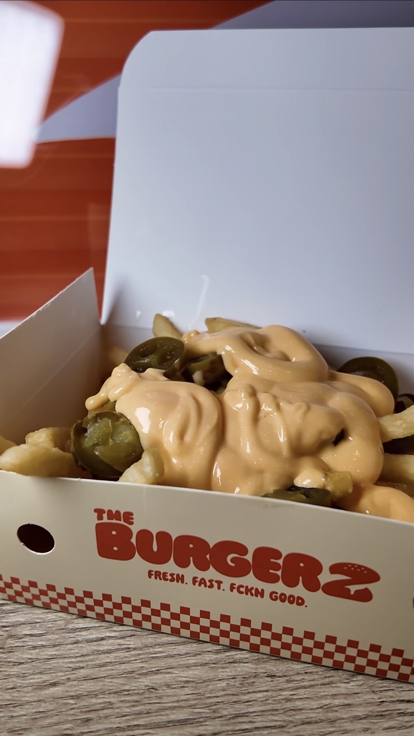 Loaded Fries bei TheBurgerz Oberhausen – knusprige Pommes mit cremiger Käsesauce und würzigen Jalapeños als herzhafte Snack Spezialität