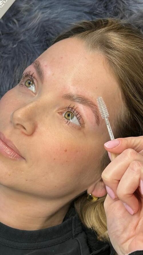 Wimpern- und Augenbrauenlifting