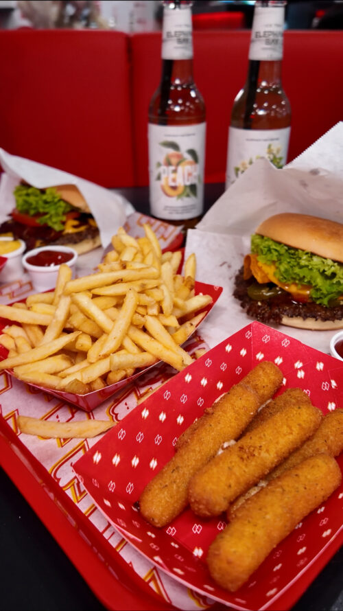 Burger Menü & Chilli Cheese Nuggets für 2 Personen