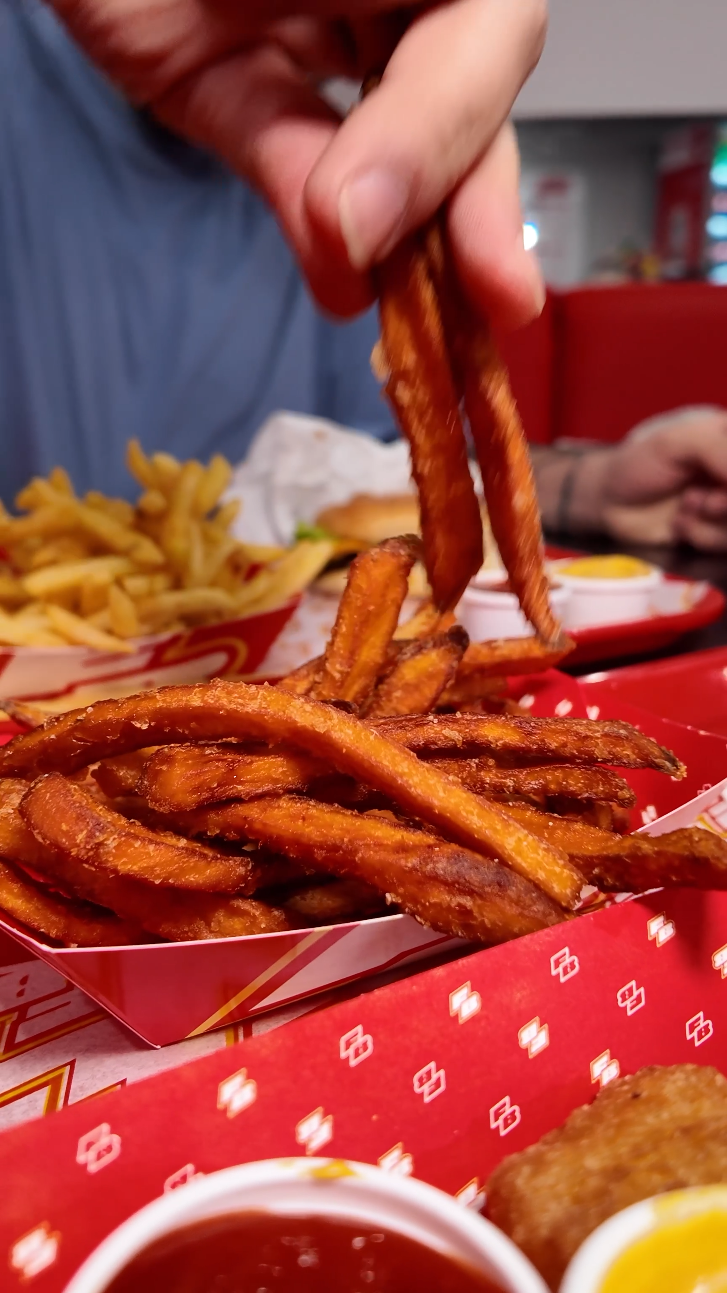 Burger Menü & Chilli Cheese Nuggets für 2 Personen – Bild 5