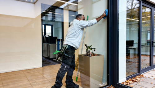 Mitarbeiter bei der professionellen Fensterreinigung in einem Bürogebäude in Herten – gründliche Glasreinigung durch Gebäudereinigung