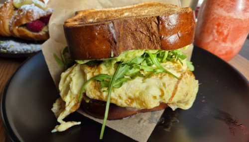 Egg Drop Sandwich & Getränk