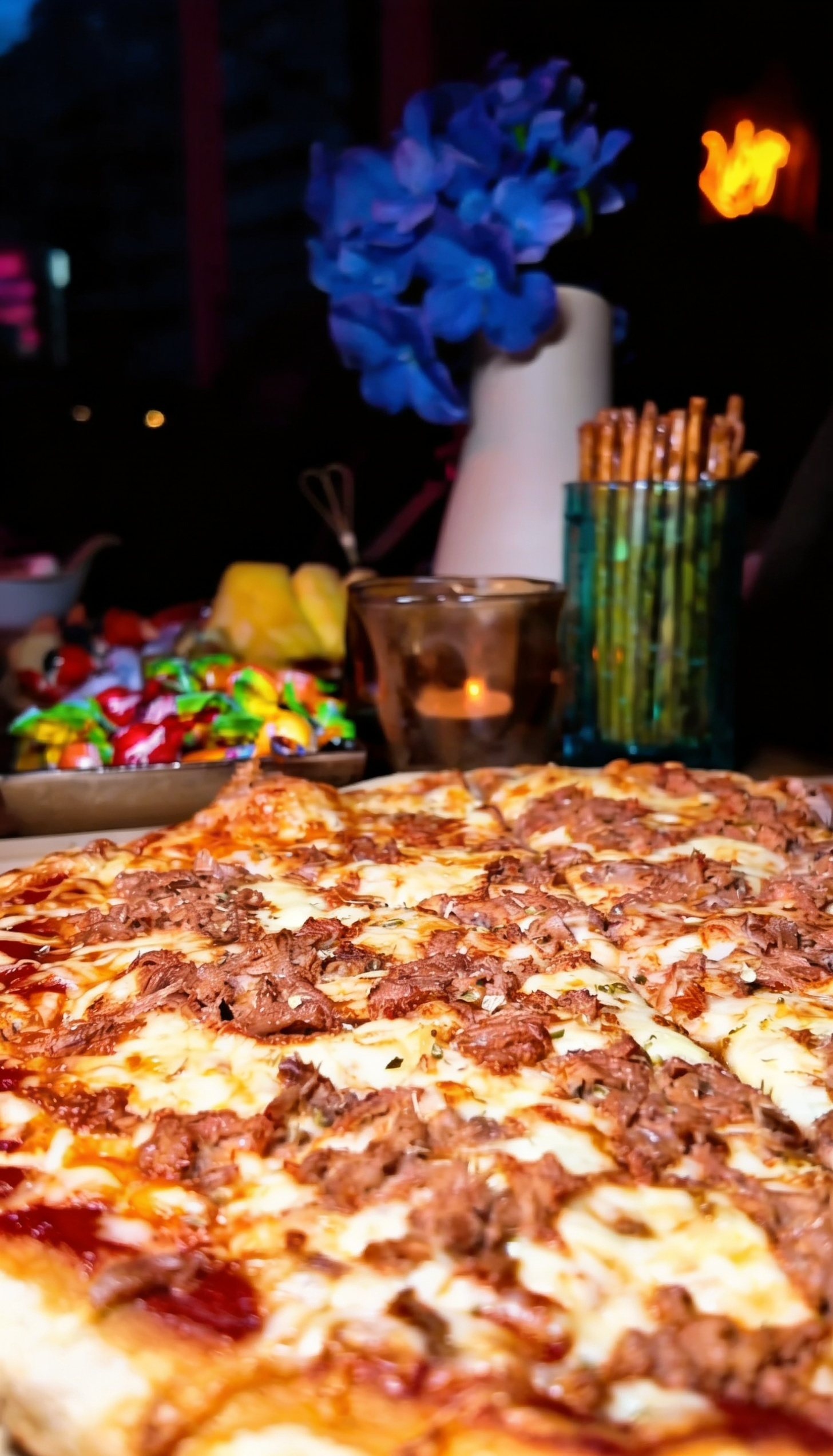 Nahaufnahme einer frisch gebackenen Pizza bei Ruby’s Cafe Bar Oberhausen – knuspriger Boden mit herzhaftem Belag und geschmolzenem Käse
