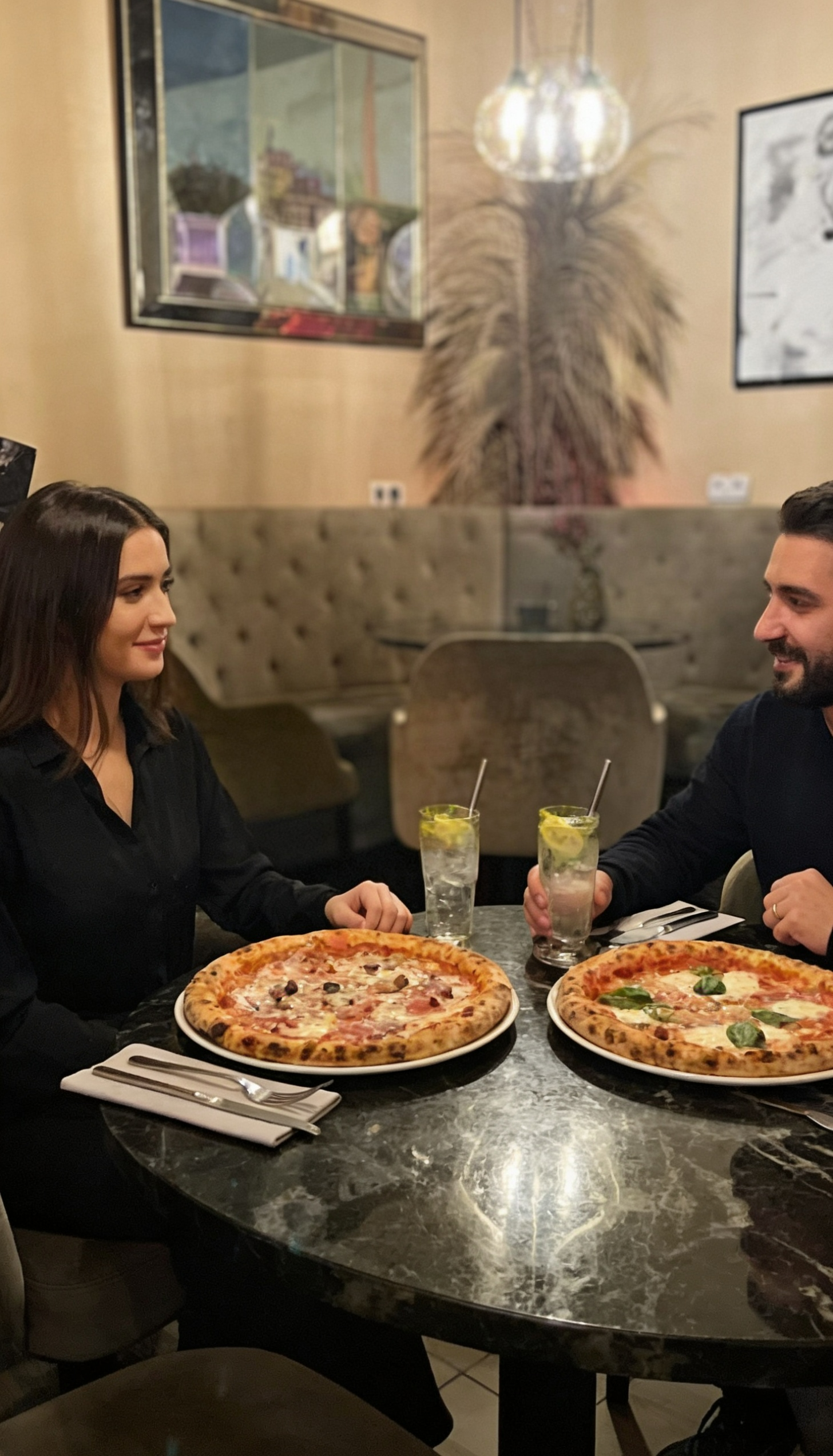 Zwei Personen genießen Pizza und Softgetränke bei Ruby’s Cafe Bar Oberhausen – gemütliches Restaurantambiente mit frisch servierten Pizzen