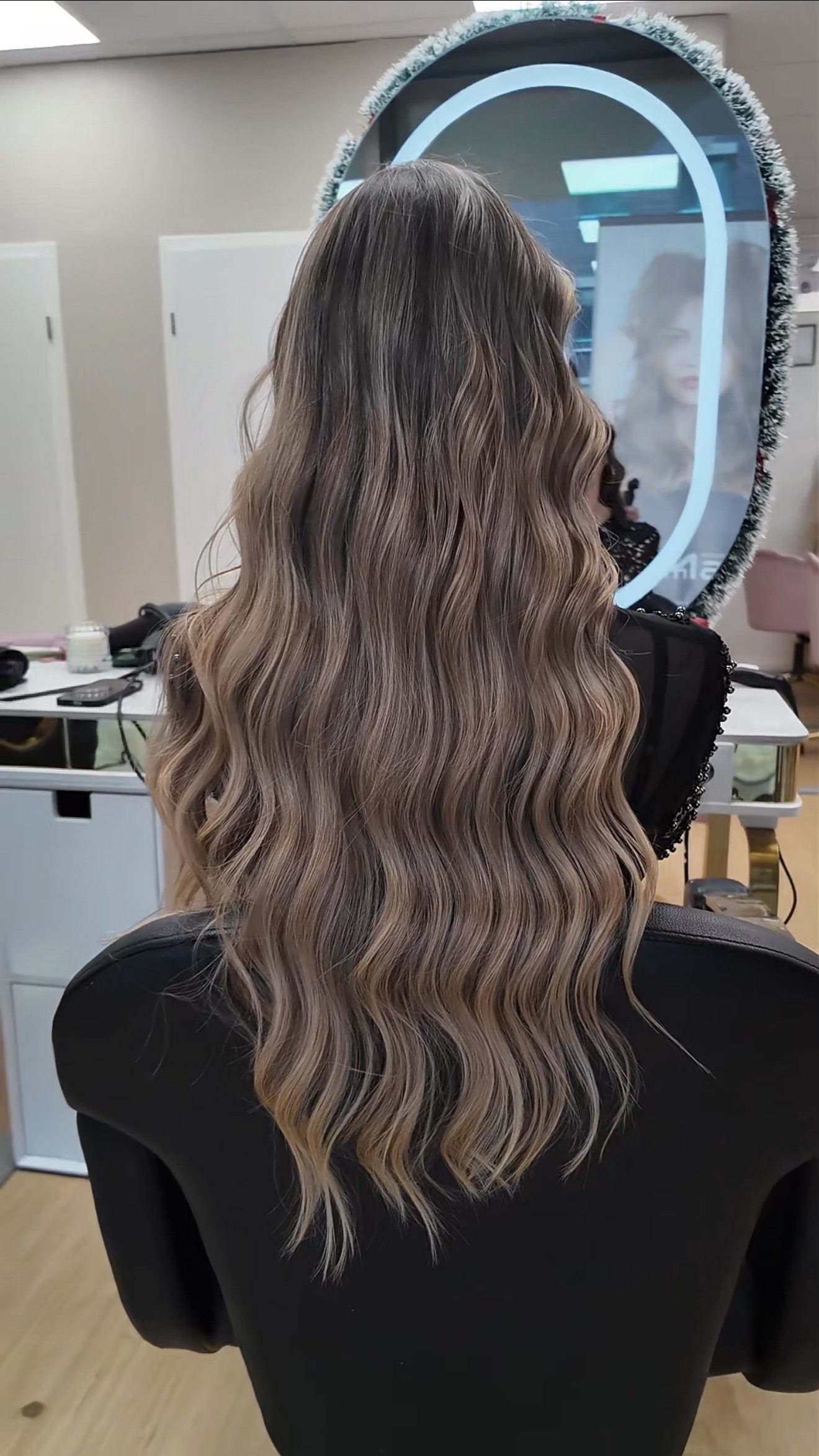 Balayage Ergebnis bei The Other Nails München – langes Haar mit weichen Wellen, natürlichen Farbverläufen und modernen Highlights