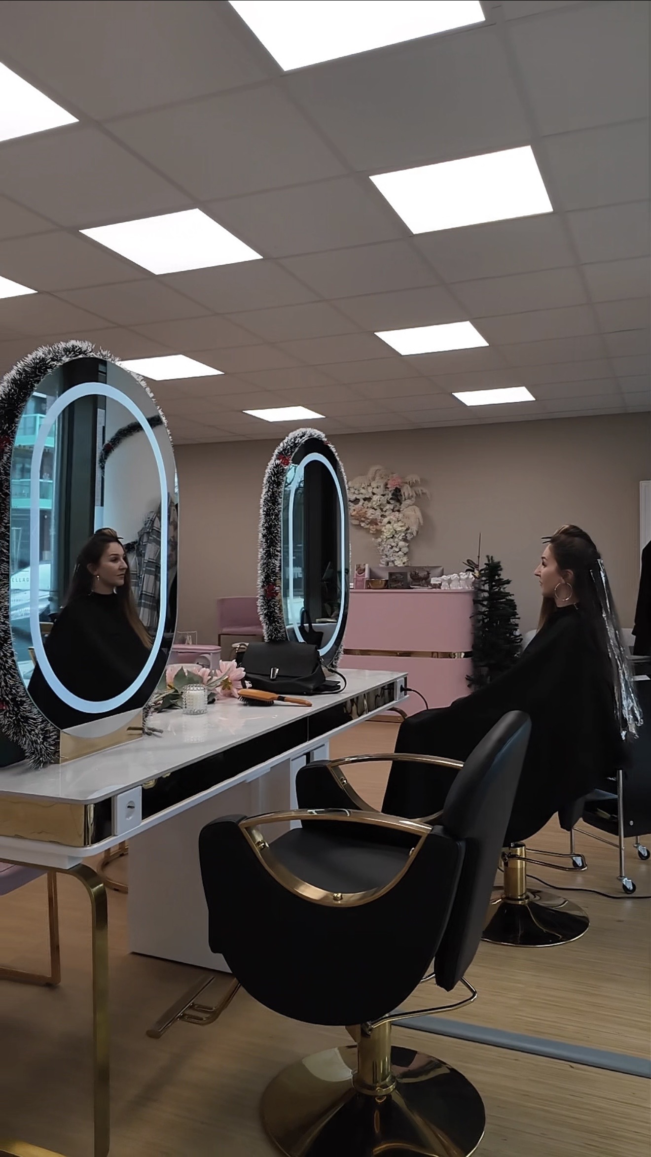Salonambiente bei The Other Nails München – moderner Friseursalon mit beleuchteten Spiegeln, Stylingplätzen und stilvoller Einrichtung