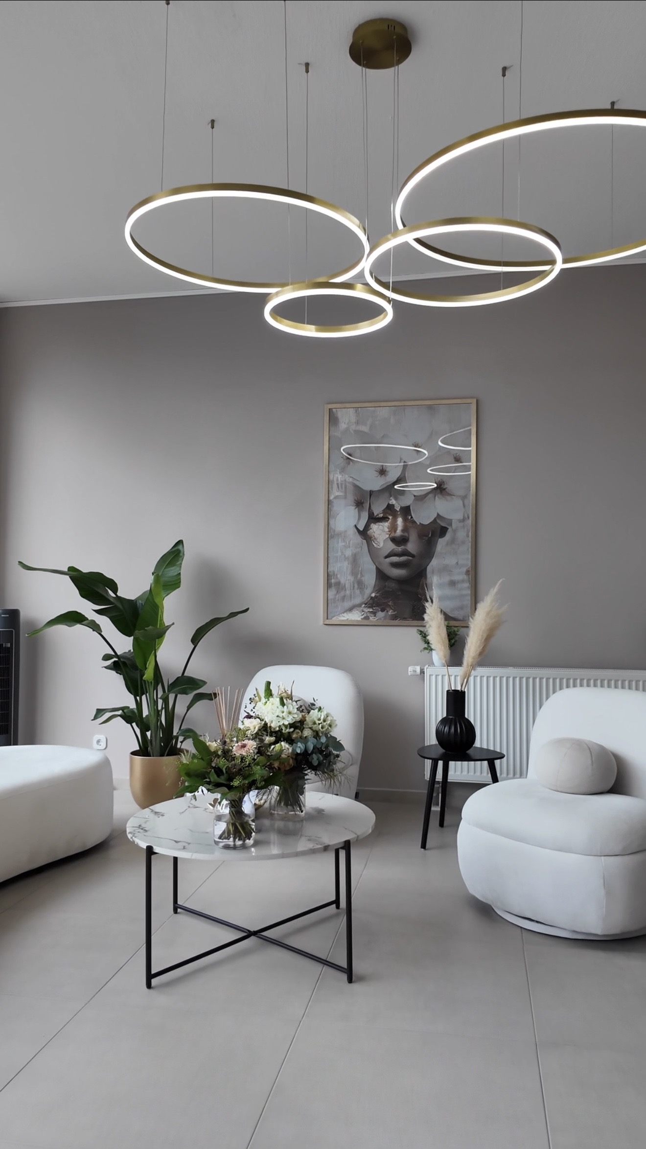 Ruhiger Wartebereich bei Alisas Beautyland und Spa in Hückelhoven mit hellen Sesseln, stilvoller Dekoration und entspannter Spa Atmosphäre