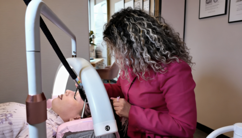 Korean Lash Lifting Behandlung bei LaRoza Beauty in Duisburg mit Kundin auf Kosmetikliege