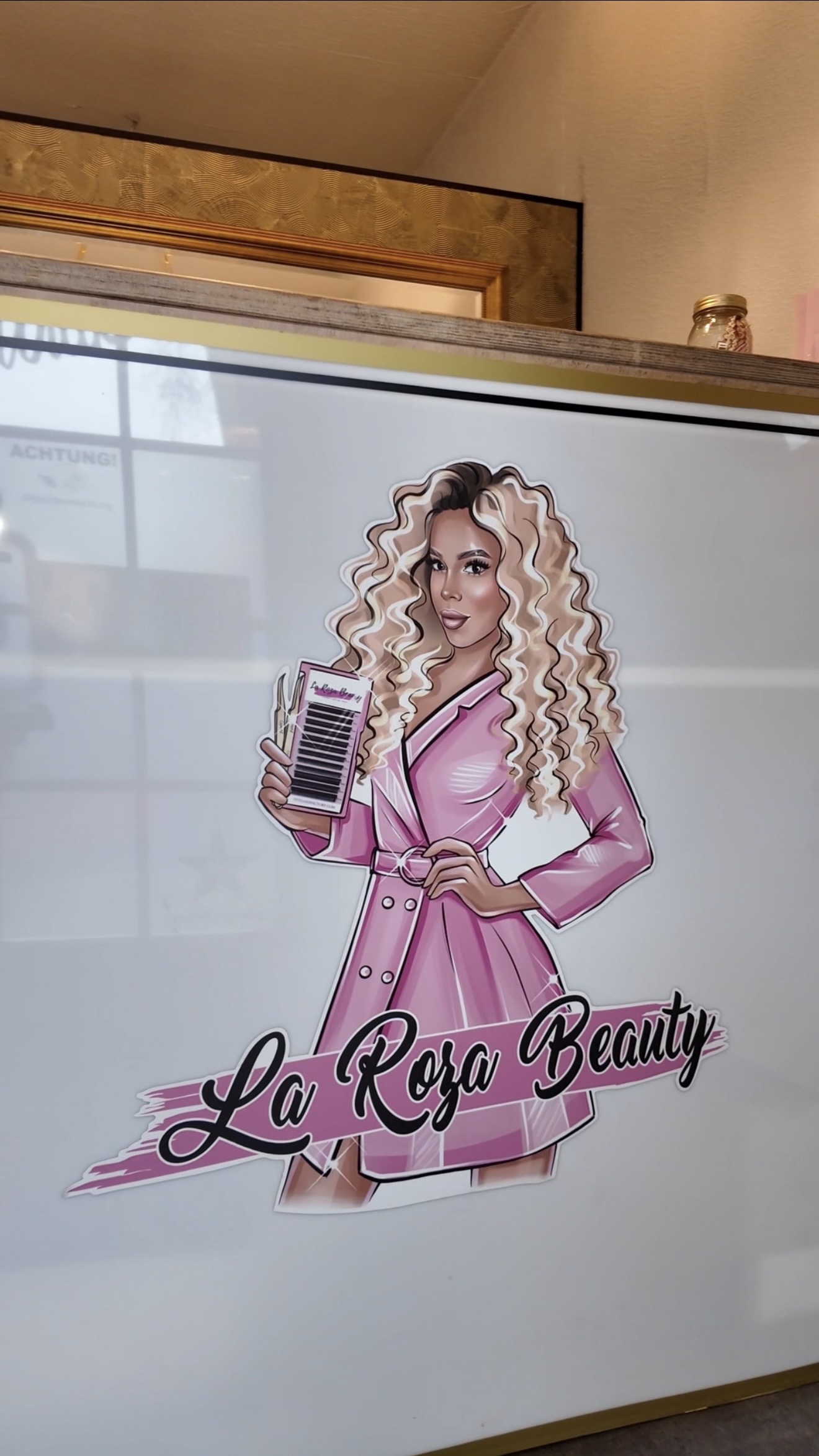 Logo von LaRoza Beauty Duisburg mit illustriertem Beauty-Charakter und Schriftzug des Kosmetikstudios
