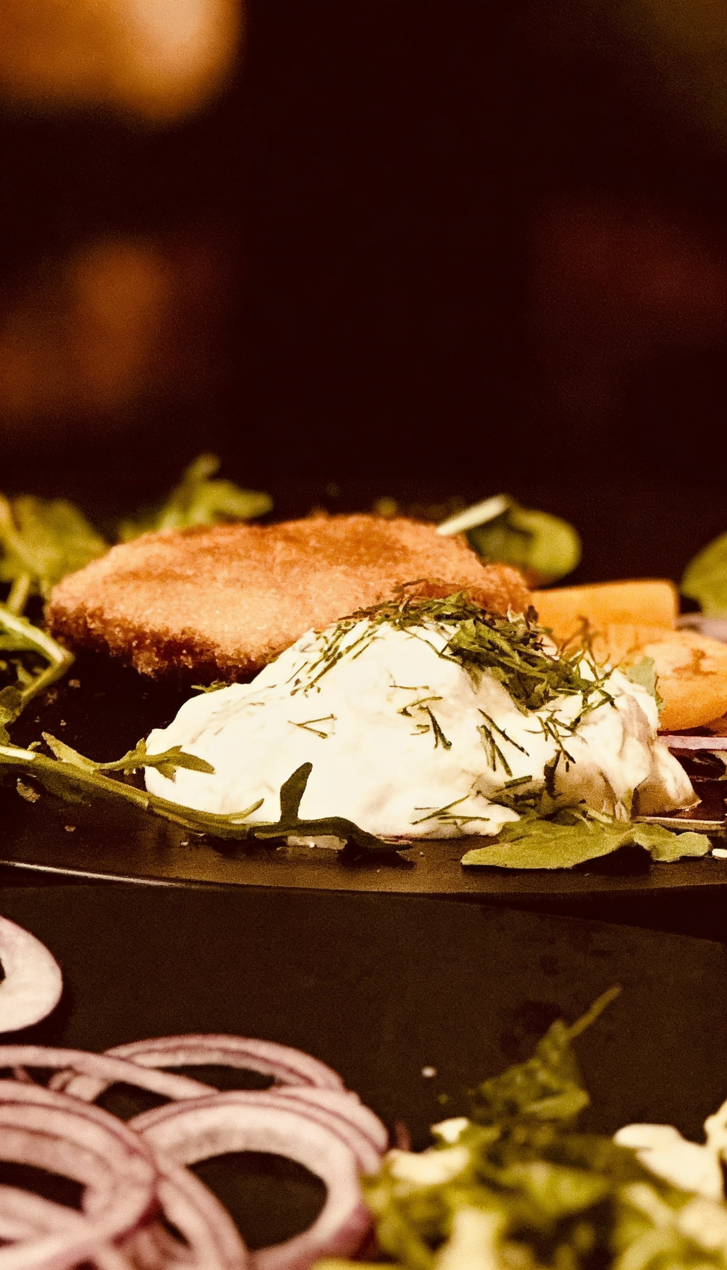 Osteuropäische Hauptspeise mit Sauerrahm und Kräutern bei Little Odessa in München