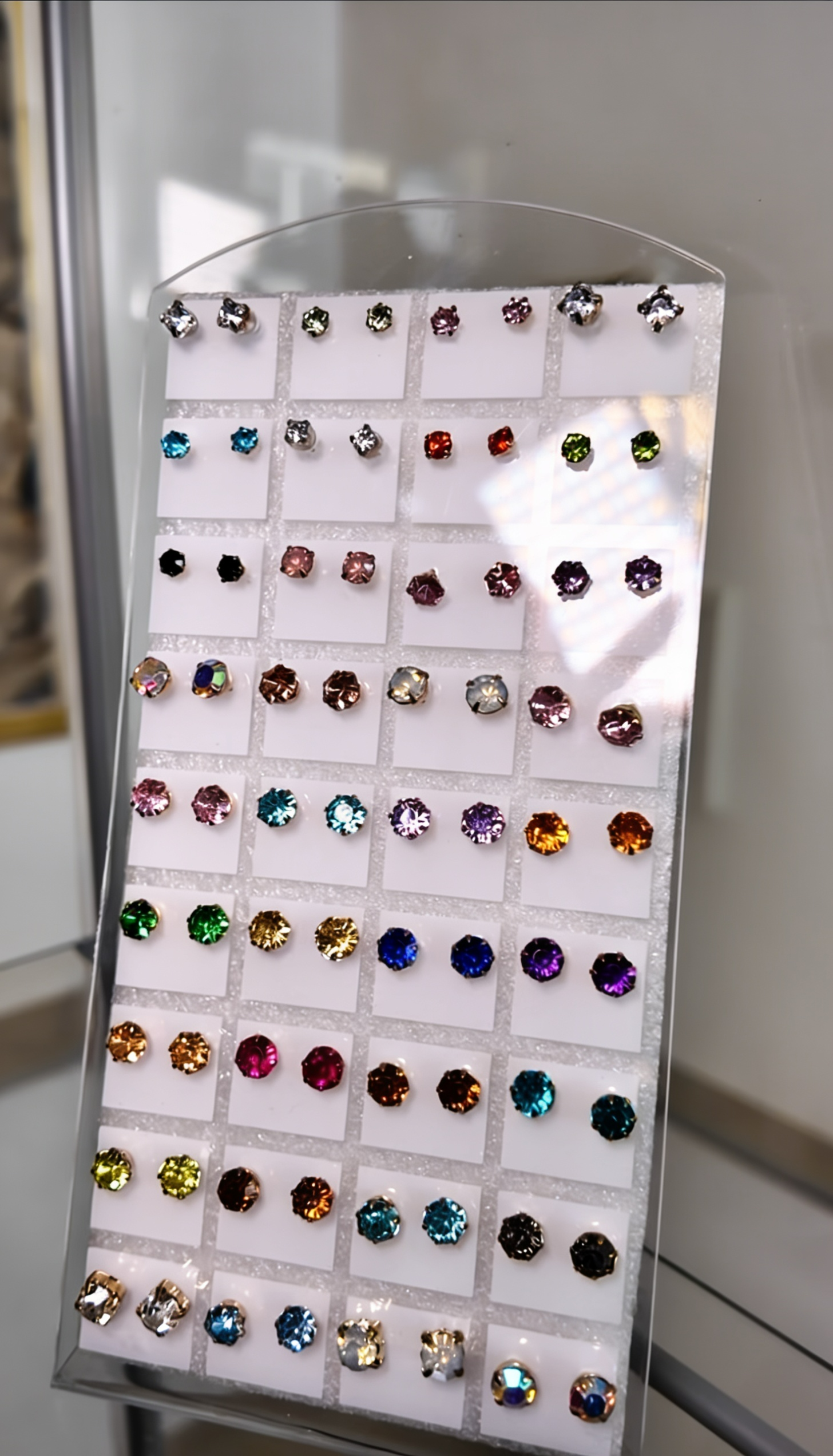 Farbige Zahnschmuck Auswahl bei Piercing Clicker Wiesbaden mit verschiedenen kleinen Schmucksteinen für individuelle Zahnverzierungen im Studio