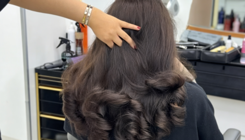 Damenhaarschnitt mit Waschen, Styling & Pflege