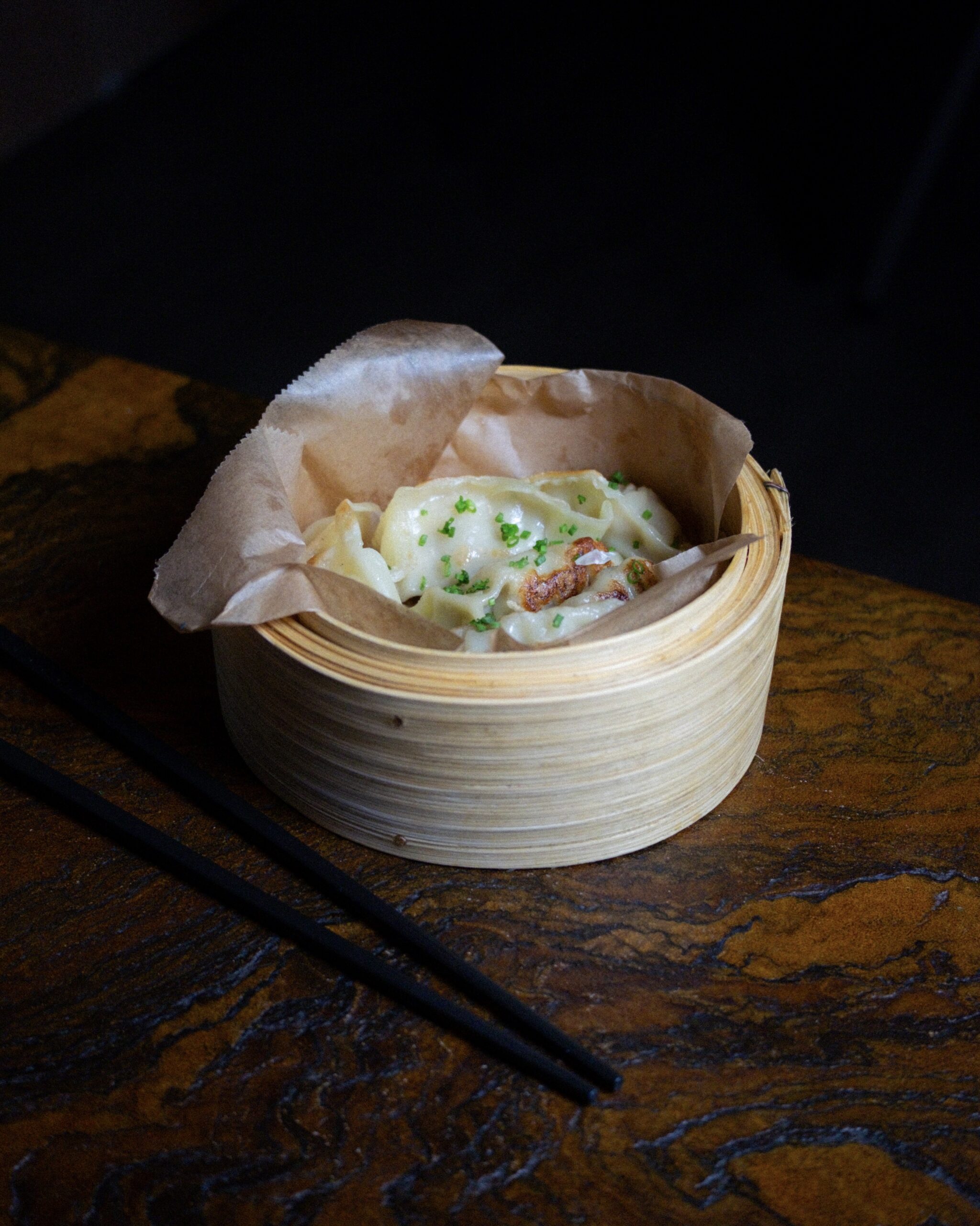 Gedämpfte Dumplings bei DUI Sushi Bochum – asiatische Teigtaschen im Bambusdämpfer mit cremigem Topping