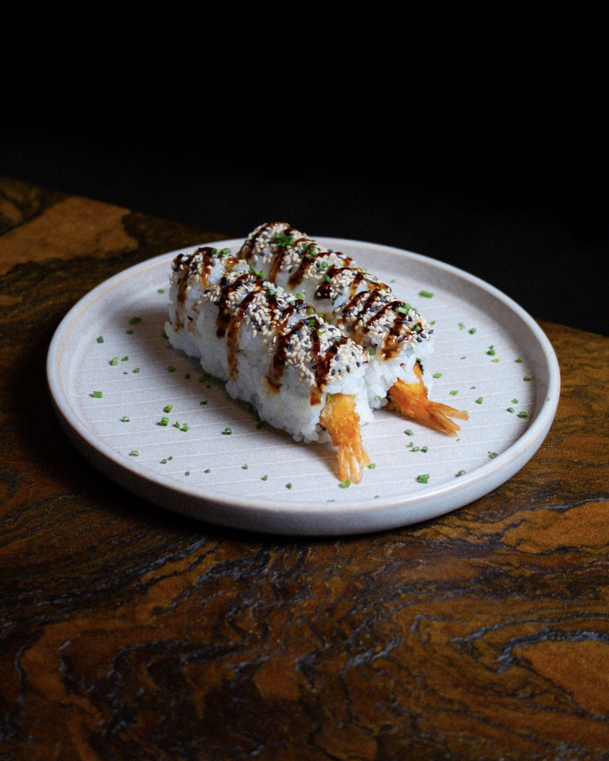 Sushi Rolle mit Garnele bei DUI Sushi Bochum – frisch zubereitete Sushi Spezialität mit Sauce und asiatischen Toppings