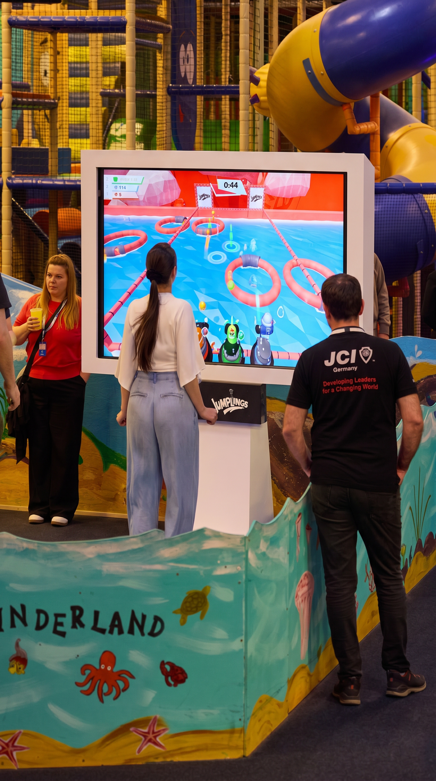 Teilnehmer spielen ein interaktives Bewegungsspiel bei der Ü18 Party im Tiki Kinderland Solingen – Indoor Freizeitspaß mit digitaler Spielstation