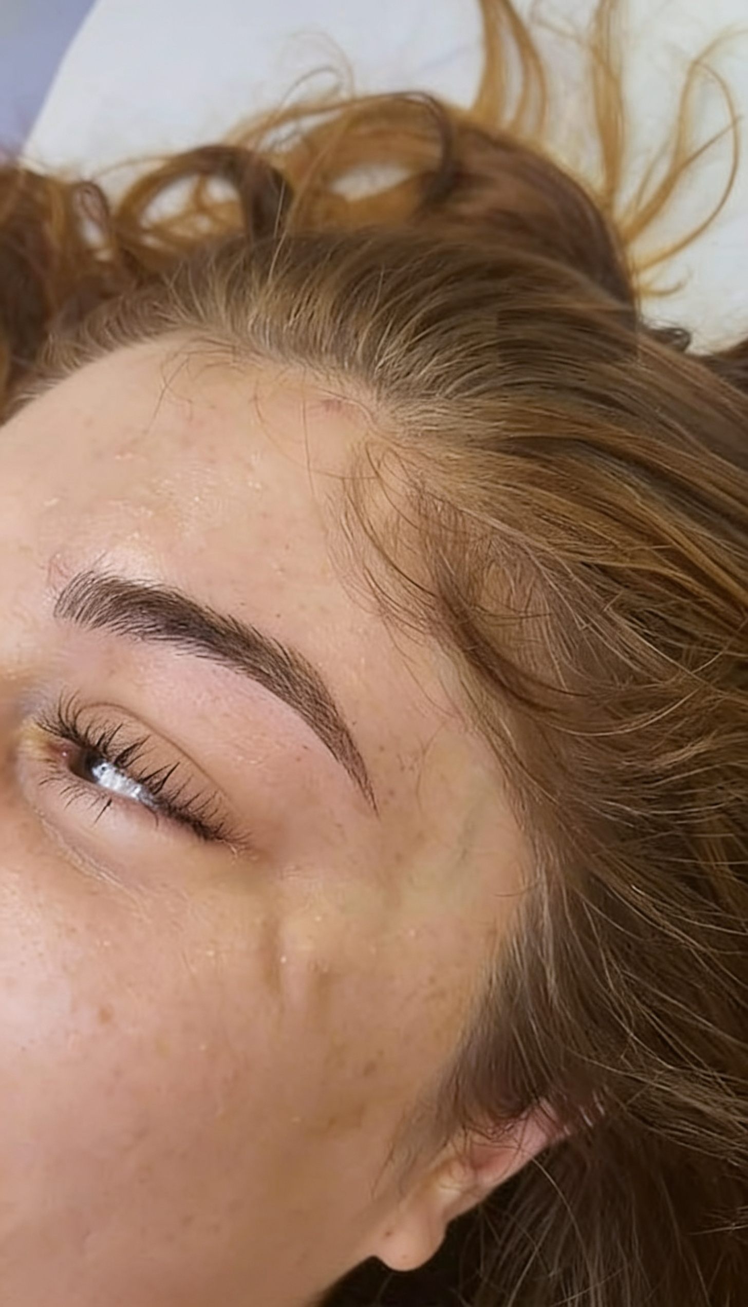 Ergebnis einer Microblading Behandlung bei Beve Beauty Hanau – natürlich geformte und definierte Augenbrauen mit feiner Härchenzeichnung