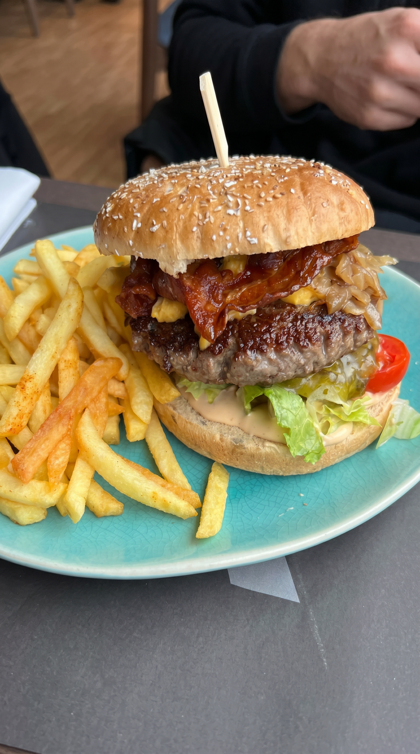 Burger Menü mit Salat – Bild 3