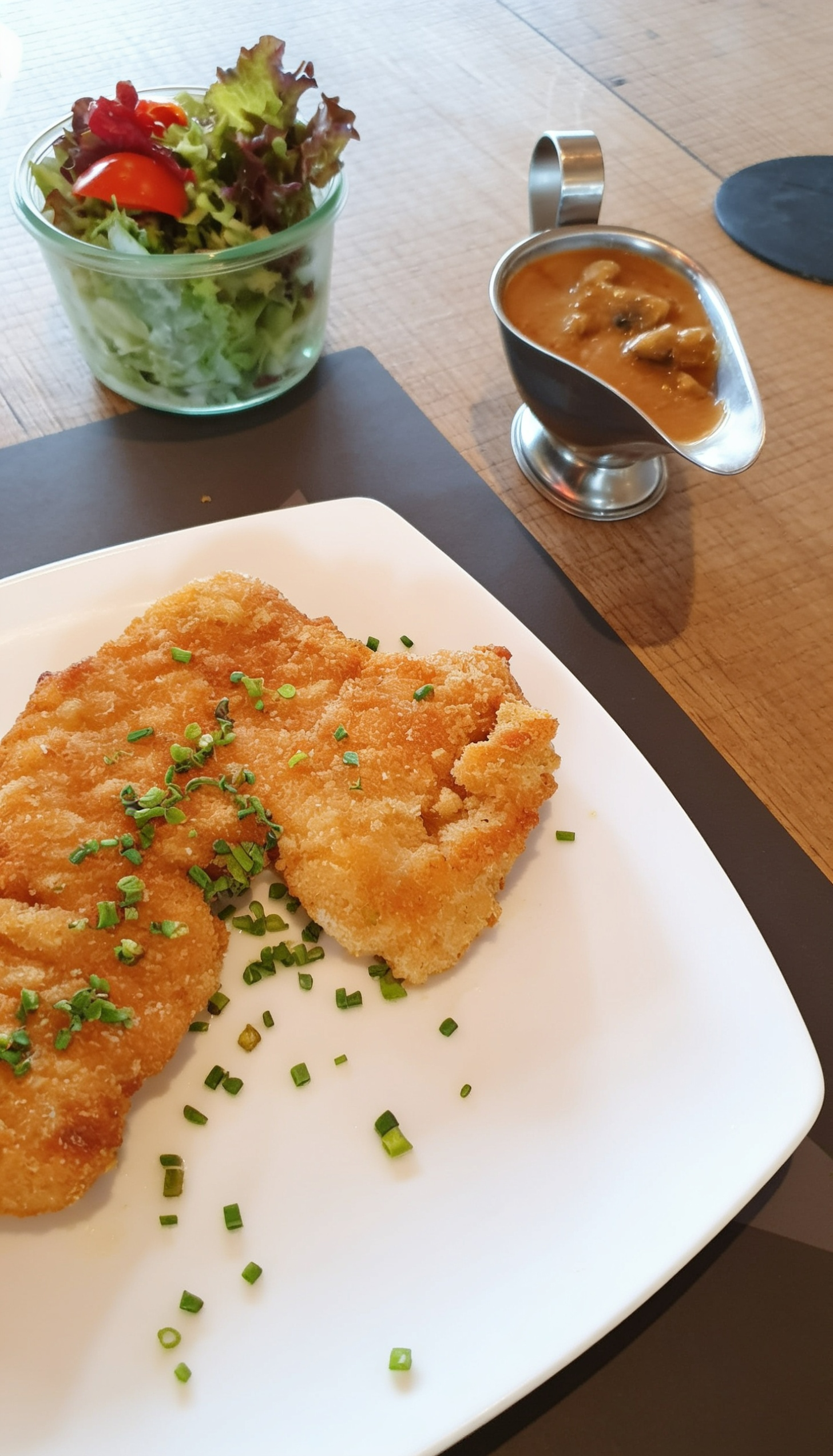 Jägerschnitzel mit Salat – Bild 3