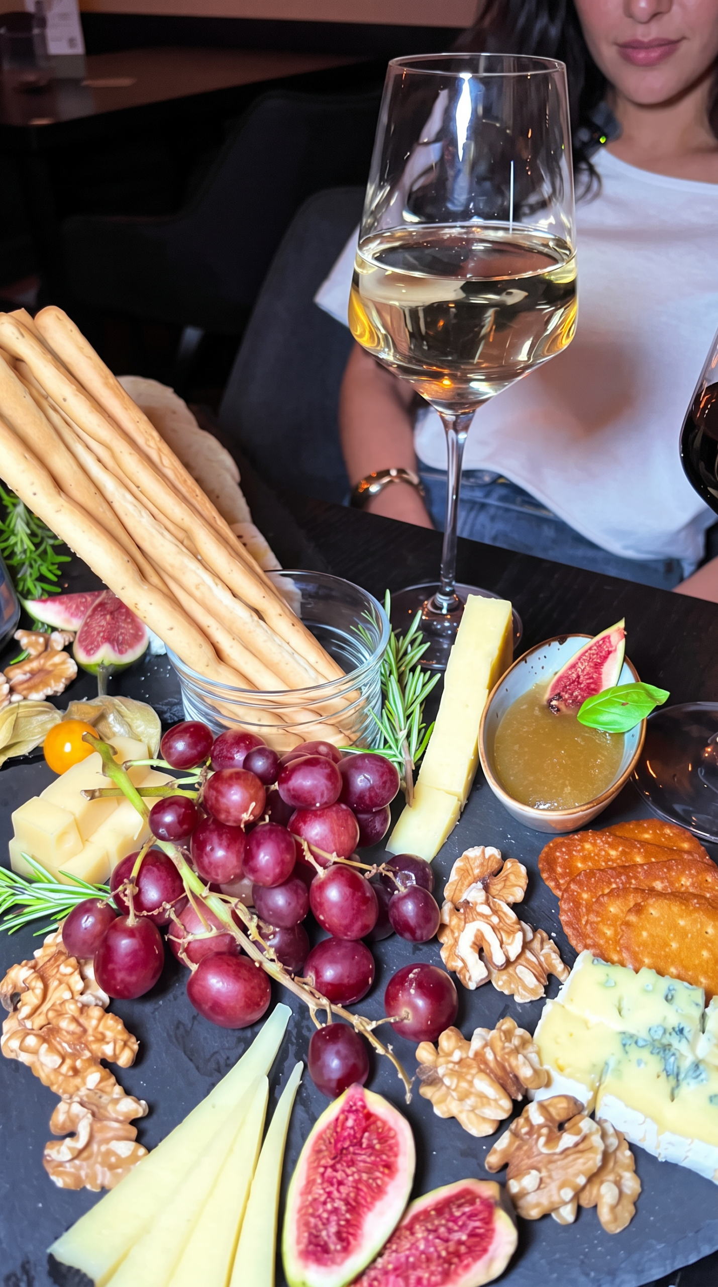 Charcuterie Auswahl bei Meeting die Brunchery in Dortmund mit Wein, Trauben, Käse, Grissini, Nüssen und weiteren herzhaften Snacks auf dem Tisch