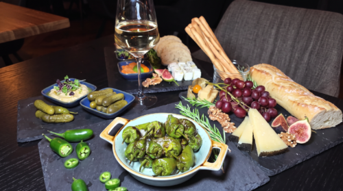 Charcuterie Board bei Meeting die Brunchery in Dortmund mit Wein, geröstetem Gemüse, Käse, Trauben, Grissini und weiteren herzhaften Snacks auf dem Tisch
