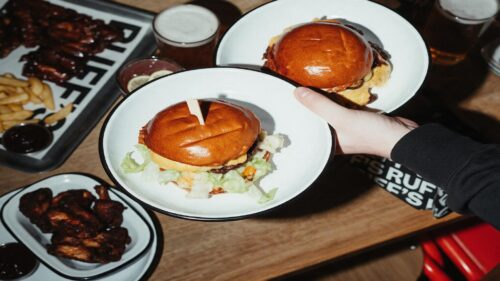 Burger Menü bei Ruff’s Burger in Essen mit Burger nach Wahl, Side und Getränk als Menü für eine Person auf dem Tisch serviert