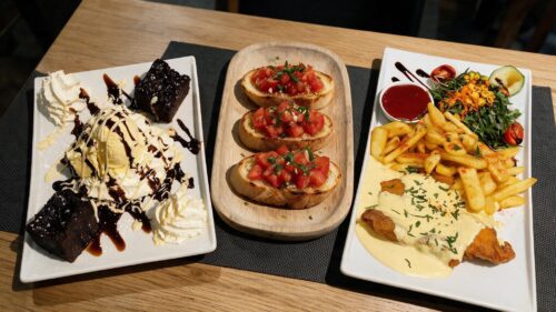 3 Gänge Schnitzel Menü bei Glorious in Dortmund mit Bruschetta Classic als Vorspeise, Schnitzel nach Wahl und Dessert wie Tiramisu oder Nutella Brownie