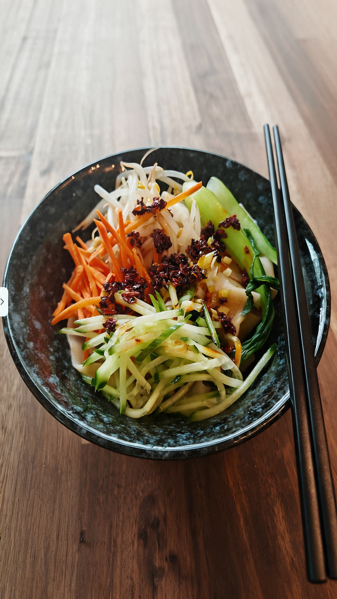Frischer Vorspeisensalat bei Glücksbissen in Bonn als Teil des asiatischen 3 Gänge Menüs mit Gemüse, Sprossen und knackigen Zutaten