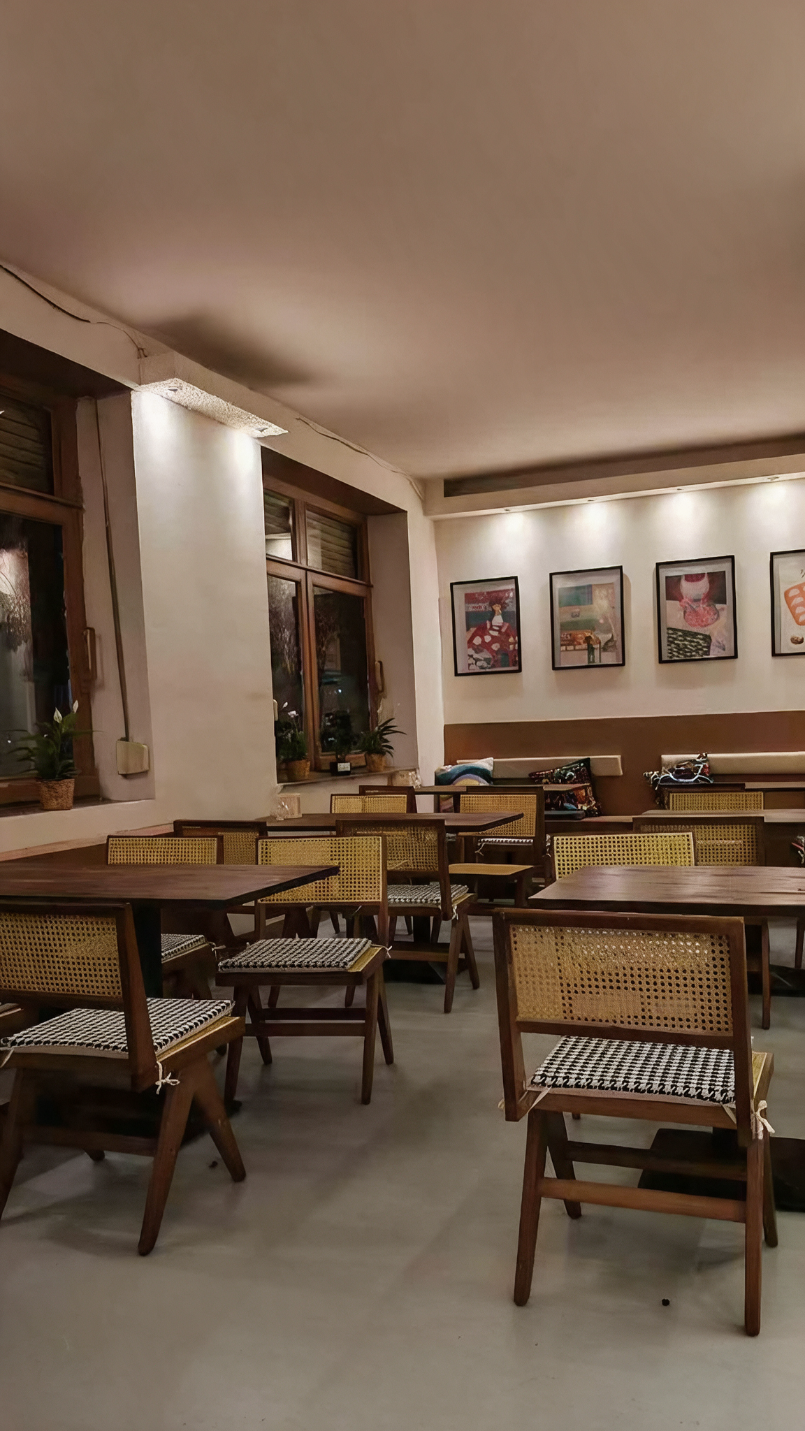Restaurant Ambiente bei Glücksbissen in Bonn mit gemütlichem Sitzbereich, Holztischen und warmer Atmosphäre für ein asiatisches 3 Gänge Menü