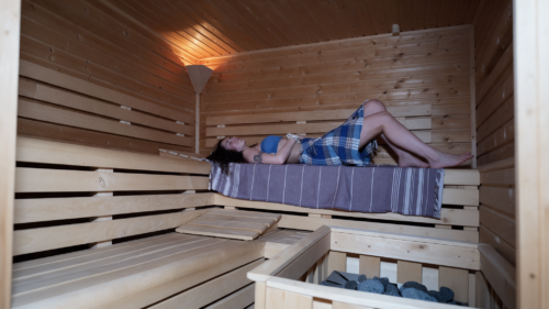 Sauna bei Hamam Sultan in Mechernich mit Holzinterieur und Liegefläche für eine entspannte Wellness Auszeit mit trockener Wärme